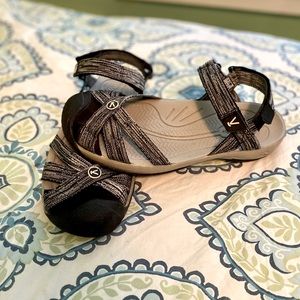 Keen closed toe sandals. Bali strap Sz 9.